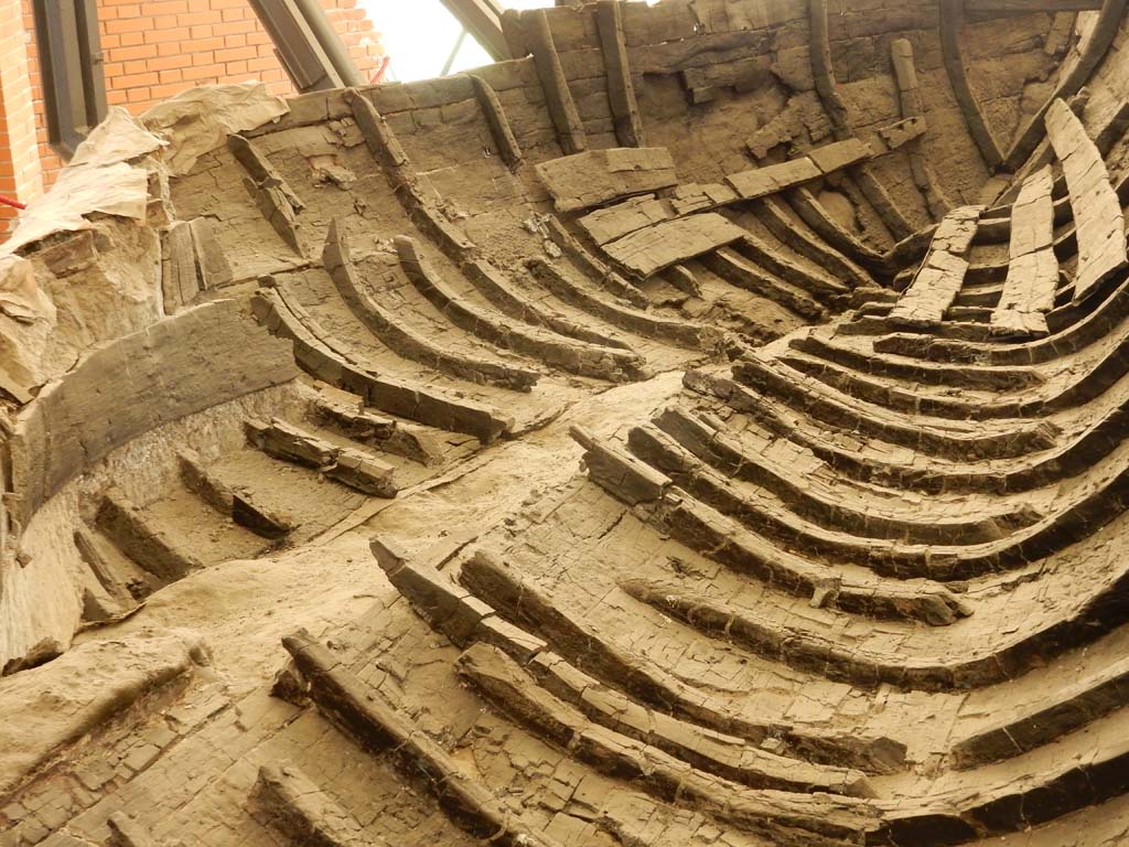 Herculaneum, June 2019. Detail of carbonised wooden interior of boat. Photo courtesy of Buzz Ferebee.